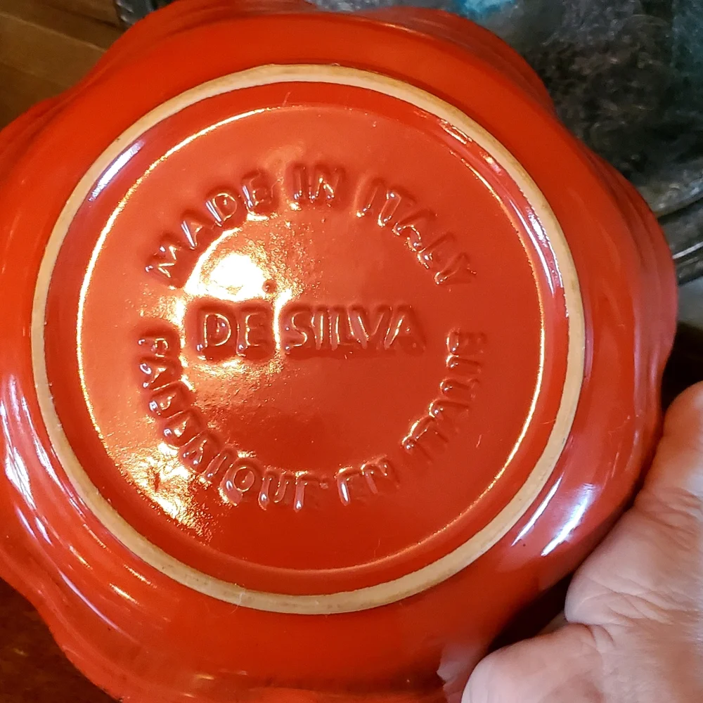 Vintage 9.5 " serving bowl by De Silva in a vibrant red Drip glaze - Picture 3 of 5